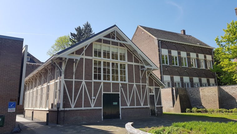 Interieur van Industriële fabriekshal in Onderwijscentrum Het Wad