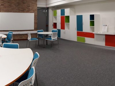 Interieur van Sporthal met kantine, douches en kleedruimten in Sportcentrum De Reiger