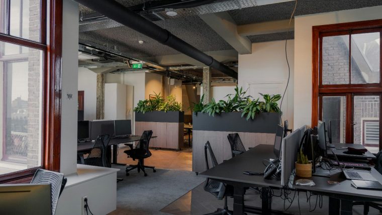 Interieur van Grote zaal in Wijkgebouw De Kade