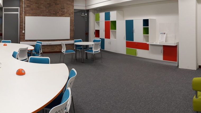 Interieur van Duinzaal in Buurtcafé De Duinroos