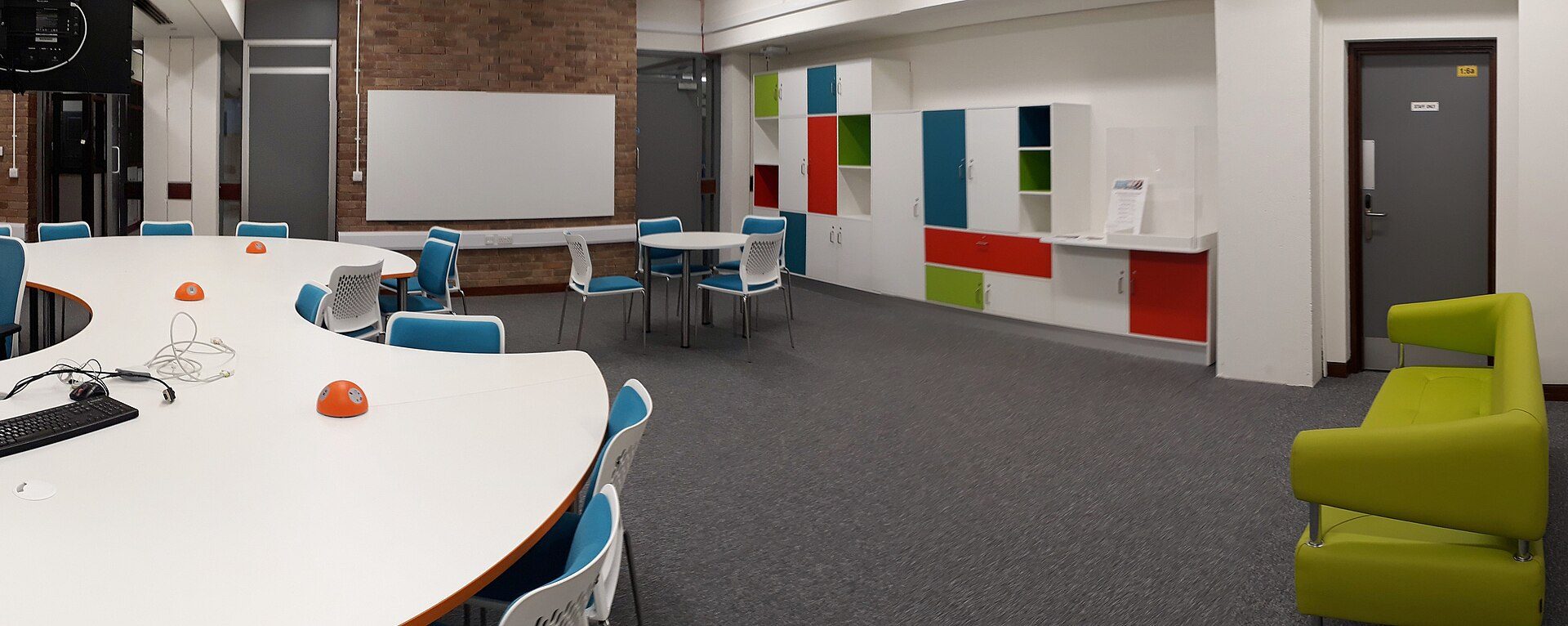 Interieur van Duinzaal in Buurtcafé De Duinroos